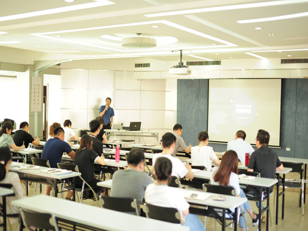 建设监理和建衡造价共同组织召开上半年工作总结大会